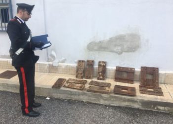 Cassibile. Tenta di rubare 215 chili di piastre in ferro da uno scalo ferroviario merci, ma viene fermato dai carabinieri