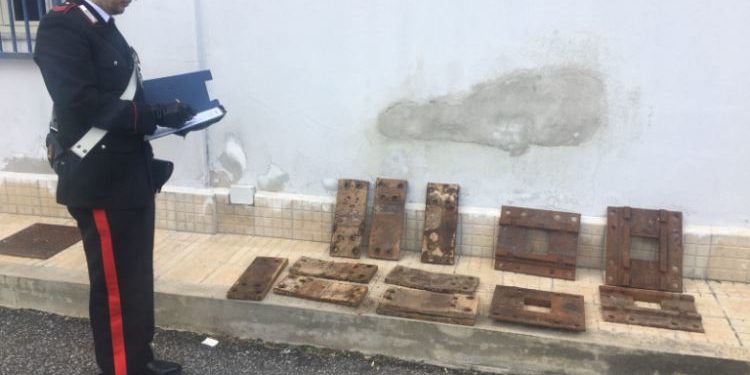 Cassibile. Tenta di rubare 215 chili di piastre in ferro da uno scalo ferroviario merci, ma viene fermato dai carabinieri