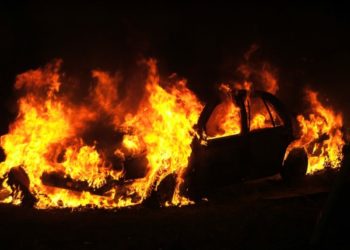 Siracusa. Auto in fiamme in Ronco a via Damone, indaga la Polizia