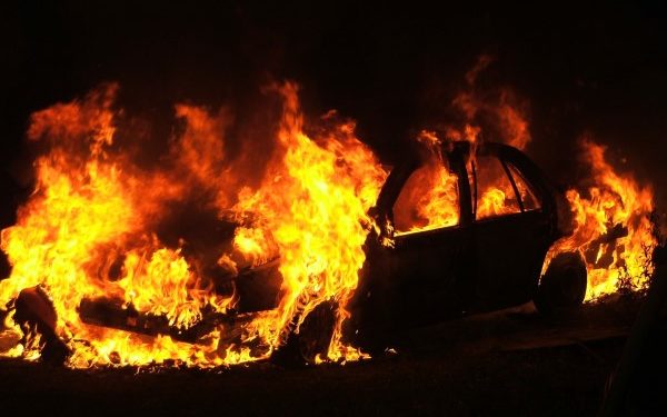 Siracusa. Auto in fiamme in Ronco a via Damone, indaga la Polizia