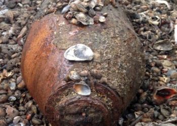 Siracusa. Ordigno della seconda guerra mondiale avvolto in una rete da pesca al ponte Umbertino