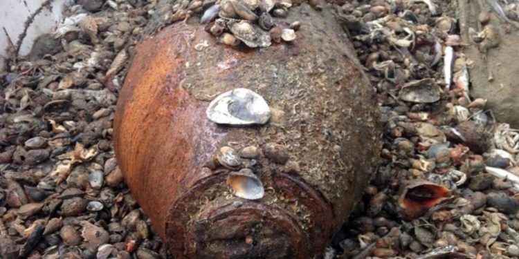 Siracusa. Ordigno della seconda guerra mondiale avvolto in una rete da pesca al ponte Umbertino