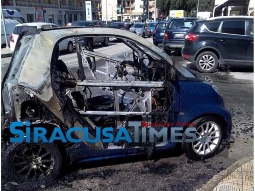 Siracusa, auto in fiamme in viale Scala Greca: intervengono Vigili del Fuoco