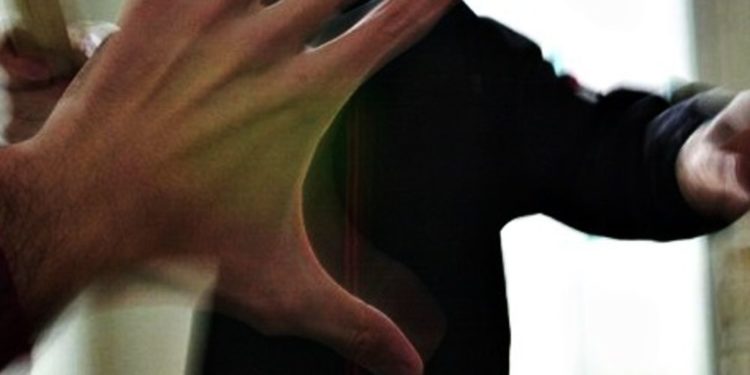 Rosolini. Non accetta la relazione della figlia e aggredisce il fidanzato. In carcere un 36enne