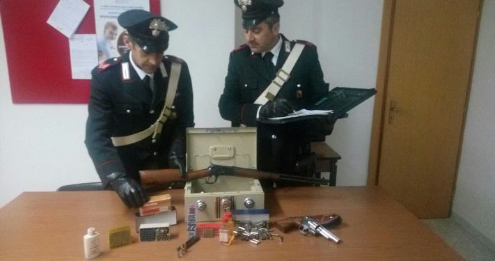 Pachino. Deteneva illegalmente armi in casa: 64enne ai domiciliari