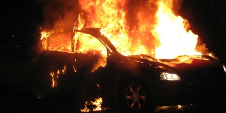 Rosolini. Due autovetture in fiamme in via Canova