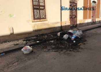 Siracusa si Differenzia, tra dubbi, domande e mastelli ancora non consegnati