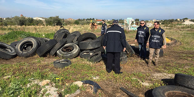 Sicilia, sequestrata discarica abusiva di 26.000 m²: presenti amianto, pneumatici e due automezzi in disuso
