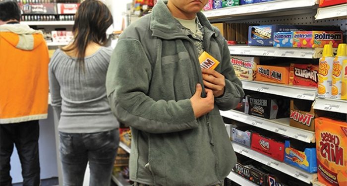 Augusta. Sorpresi a rubare all’interno di un supermercato, coppia finisce ai domiciliari