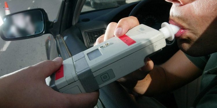 Siracusa. Guida in stato di ebrezza e possesso di sostanza stupefacente, denunciato