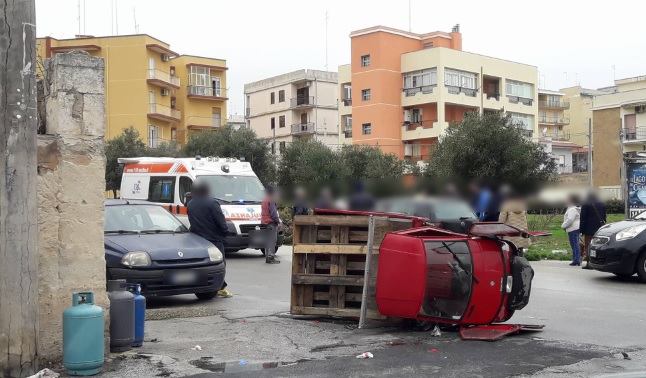 Siracusa, motoape con bombole del gas si ribalta in via Basilicata: ferito il conducente
