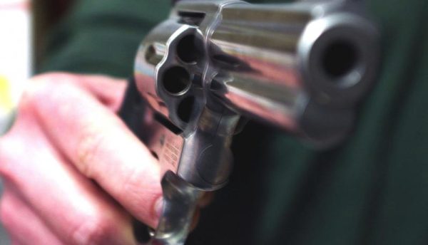Noto. Ritrovata dentro un serbatoio, la pistola usata per il ferimento di un uomo