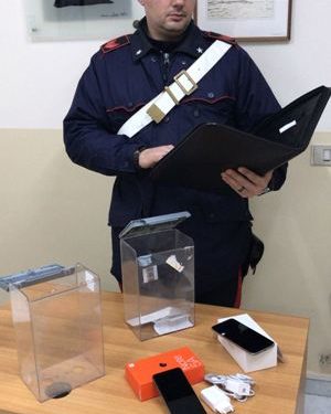 Melilli. Tenta di rubare degli smartphone all’interno di un centro commerciale: ai domiciliari un 23enne