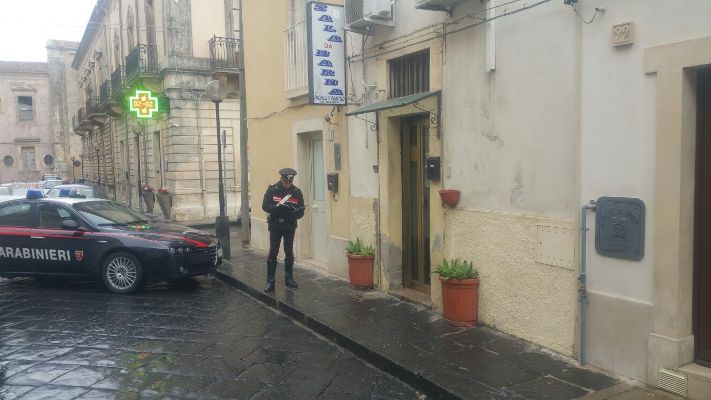 Noto. Il barbiere gli richiede il saldo di un taglio di capelli: cliente impugna la pistola e gli spara