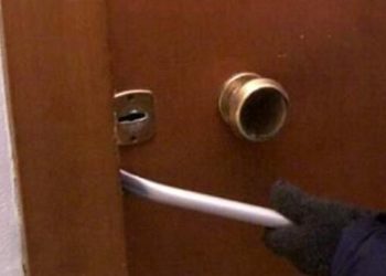 Noto. Aggredisce il vicino di casa che lo scopre durante il furto, denunciato