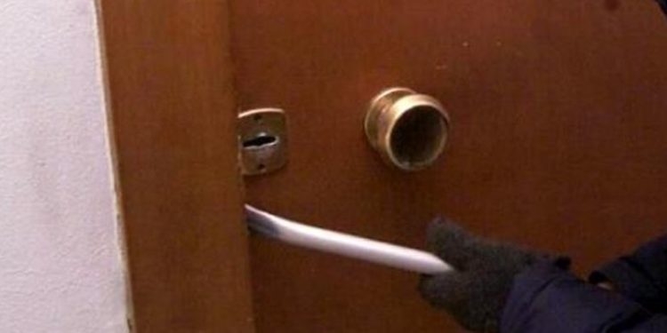 Noto. Aggredisce il vicino di casa che lo scopre durante il furto, denunciato