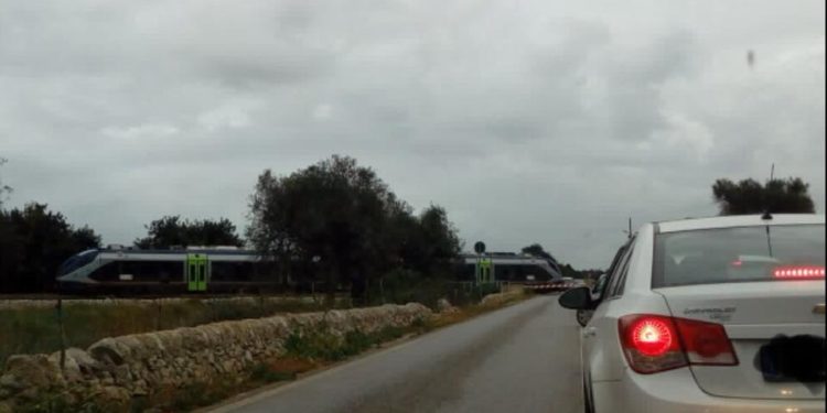 Siracusa. Treno bloccato al passaggio a livello sulla Cassibile – Avola