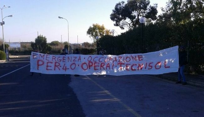 Priolo, Vertenza Tecnisol: prosegue il sit-in di protesta dei 40 lavoratori presso le portinerie della Lukoil