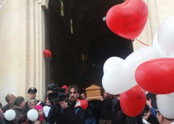 Funerali Laura Petrolito, chiesa gremita per l’ultimo saluto alla giovane mamma