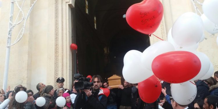 Funerali Laura Petrolito, chiesa gremita per l’ultimo saluto alla giovane mamma