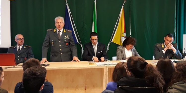 Ferla. A scuola con la Guardia di Finanza per il progetto “Educazione alla Legalità Economica”