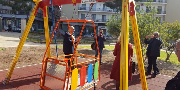 Siracusa, inaugurata l’altalena per bambini con disabilità nell’area giochi di piazza Adda