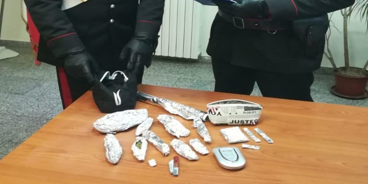 Floridia, nascondeva in casa 62 grammi di marijuana e 56 grammi di hashish, arrestato