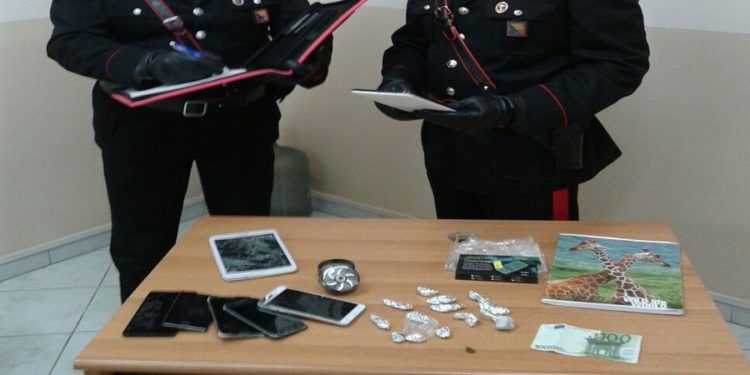 Priolo Gargallo, sorpreso con marijuana destinata allo spaccio: arrestato un minorenne