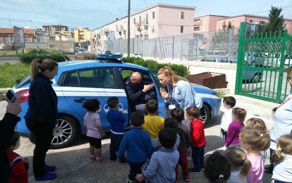 Siracusa, “Progetto Figure Amiche”: visita degli agenti ai bambini dell’asilo nido “Celentano”