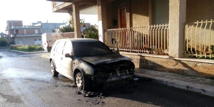 Rosolini, in fiamme l’auto del vice Comandante dei Vigili Urbani