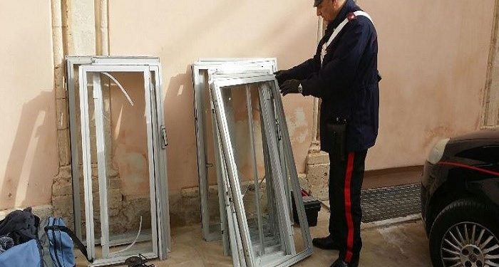 Siracusa, sorpresi a rubare infissi e oggetti in ceramica da alcune abitazioni: arrestati