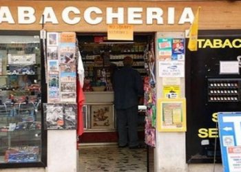 Lentini, armati di ascia e coltello rapinano una tabaccheria: scappano con 100 euro