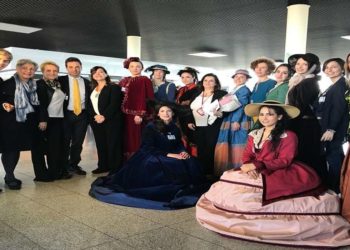 Catania. Aeroporto Fontanarossa, flash mob con abiti d’epoca e musica da camera