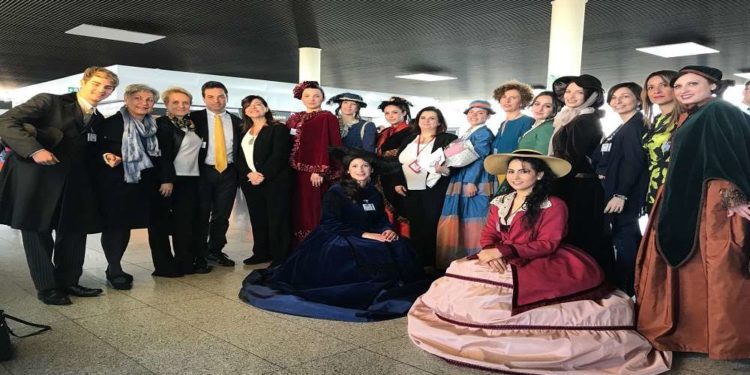 Catania. Aeroporto Fontanarossa, flash mob con abiti d’epoca e musica da camera