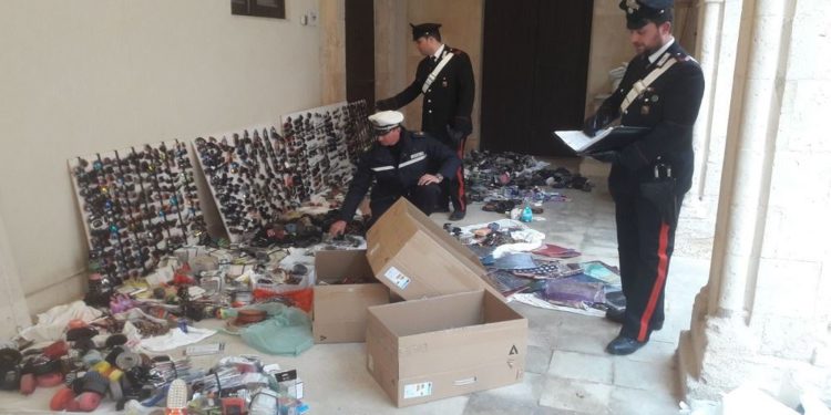 Siracusa, abusivi in Ortigia: scatta il maxi sequestro di merce contraffatta