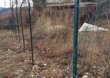 Noto, ruba paletti per la recinzione e altri oggetti per sistemarli in un’altra abitazione: denunciato