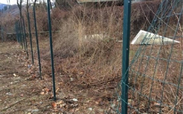 Noto, ruba paletti per la recinzione e altri oggetti per sistemarli in un’altra abitazione: denunciato