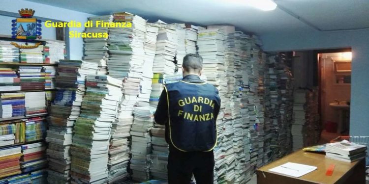 Augusta, sequestrati dalle Fiamme Gialle oltre 67 mila libri di testo illegalmente in commercio