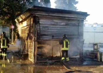 Siracusa, in fiamme chiosco dei fiori al cimitero