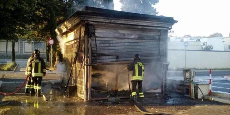 Siracusa, in fiamme chiosco dei fiori al cimitero