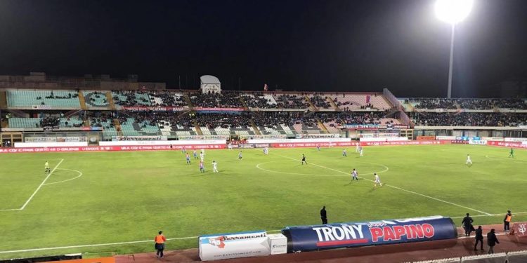 Match Catania-Siracusa: Insulti e lancio di oggetti contro il presidente Cutrufo: “abbiamo toccato il fondo”