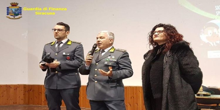 Rosolini. Educazione alla legalità economica, la Guardia di Finanza incontra gli studenti dell’istituto “Archimede”