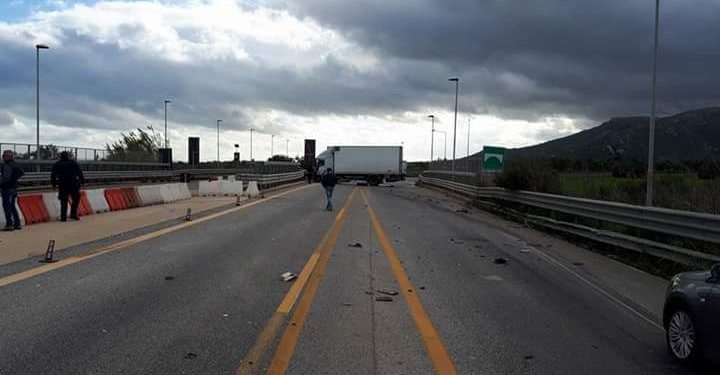 Incidente sulla Siracusa-Gela, camion di traverso al casello di Cassibile