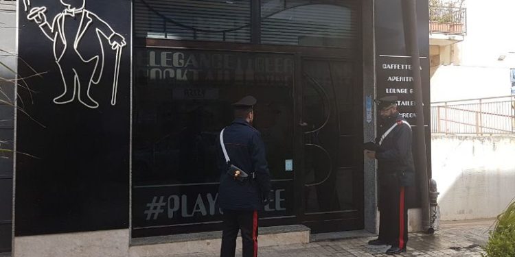 Floridia: in fiamme un bar di via Ugo Foscolo, probabile la natura dolosa