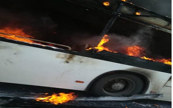 Siracusa, bus in fiamme in via Elorina: paura fra i passeggeri