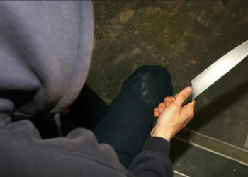 Augusta, gira armato di coltelli per le vie del centro: intervengono i Carabinieri