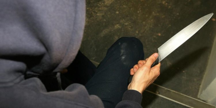 Augusta, gira armato di coltelli per le vie del centro: intervengono i Carabinieri