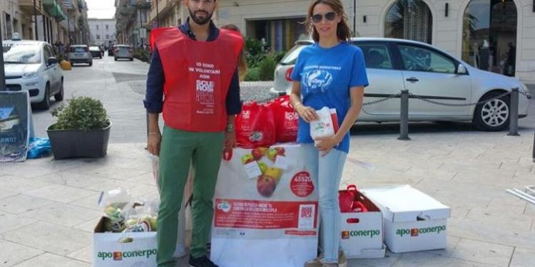 Siracusa. L’associazione “Liberi di costruire” in piazza con la gardensia dell’Aism
