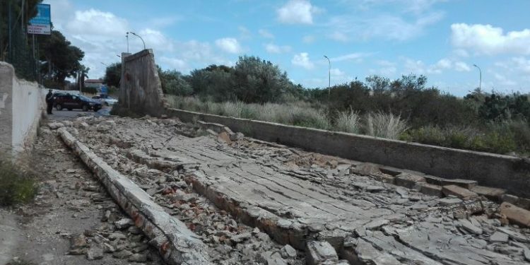 Noto. Il maltempo provoca il cedimento di un muro sulla strada per Marzamemi