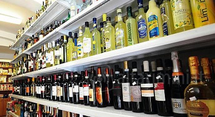 Siracusa, la Polizia chiude per cinque giorni un minimarket: “ritrovo per pregiudicati”